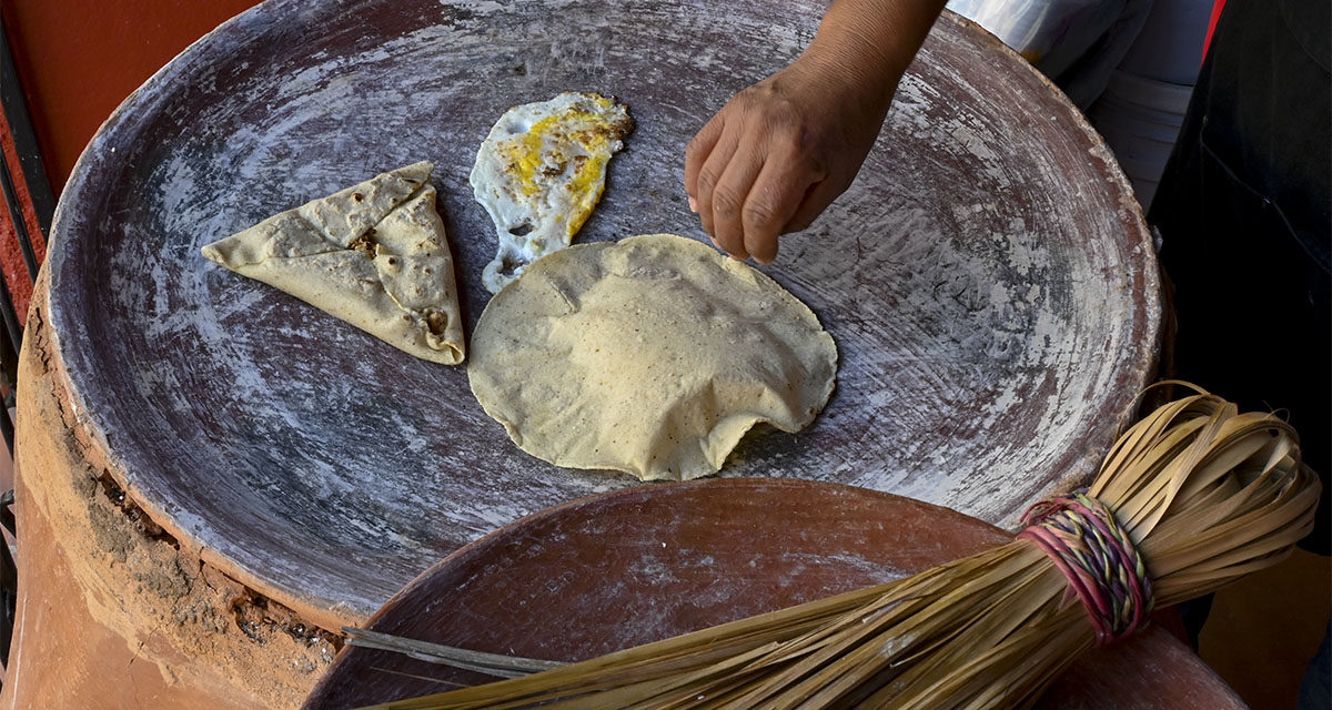 Desayuno auténtico oaxaqueño en tortillería Moneda