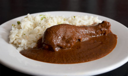 Mole rojo, la receta familiar en Las Rosas Restaurante