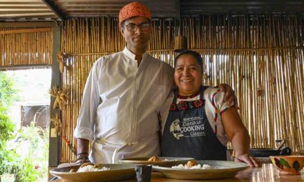 Chef de la India aprende cocina tradicional oaxaqueña