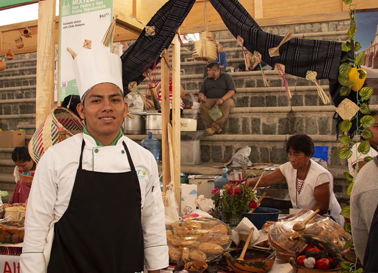 Universitarios con las cocineras tradicionales
