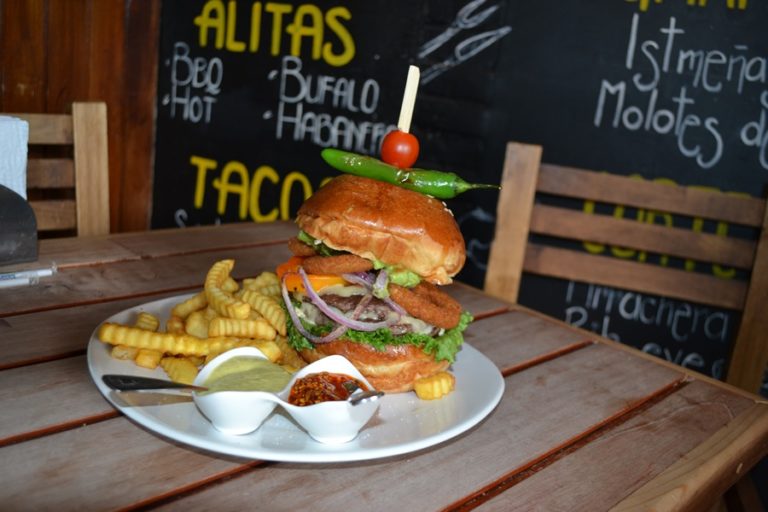 Hamburguesa en Flor de Cempasúchil Bistró