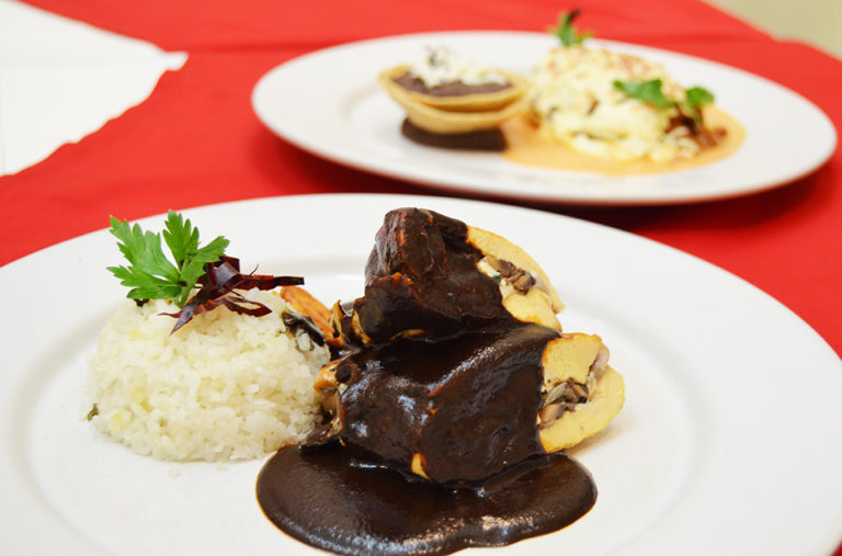 Chile relleno y Mole en Casa Mayordomo