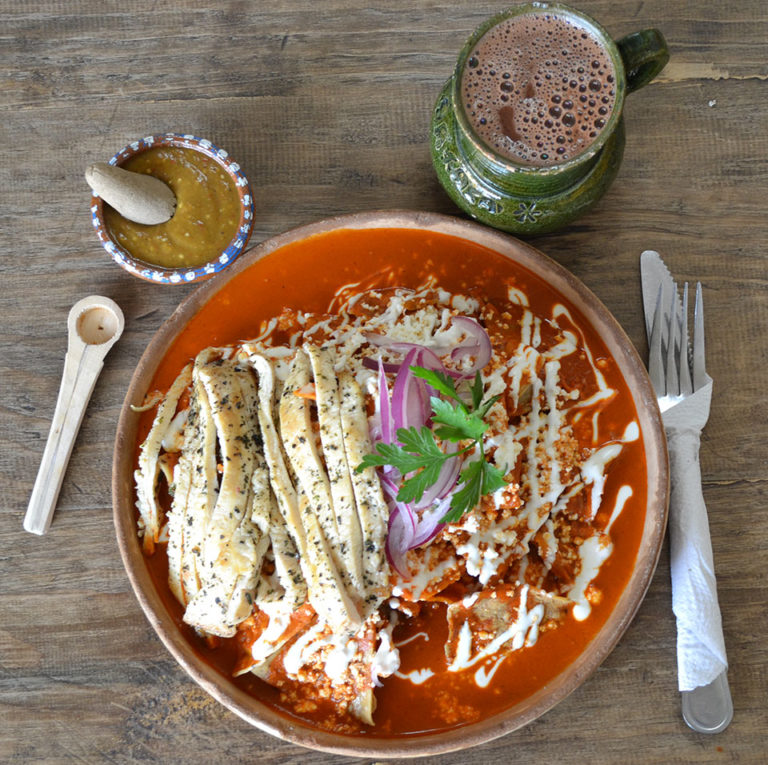 Chilaquiles de guajillo con pollo al orégano