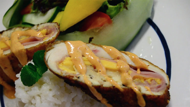 Pechuga rellena a la cordon bleu con aderezo de chipotle en Salamandra’s