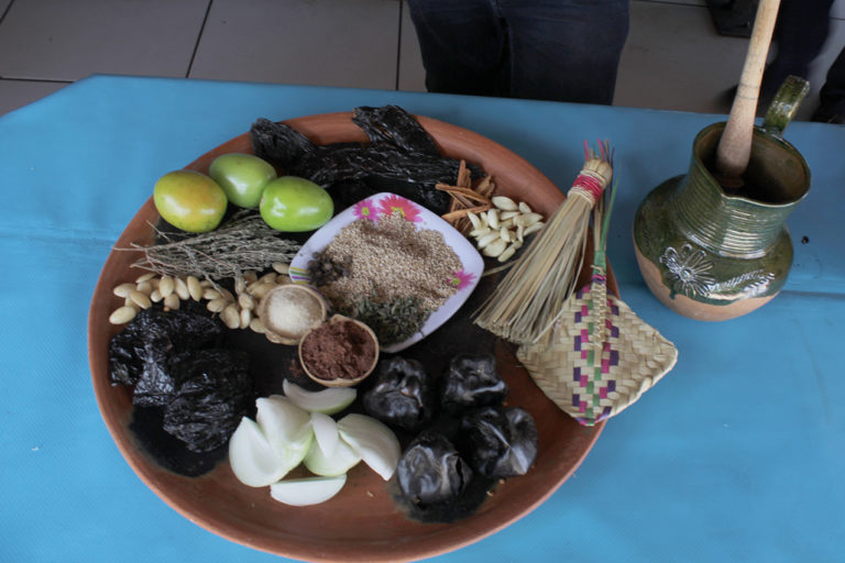 Mole en el altar de muertos