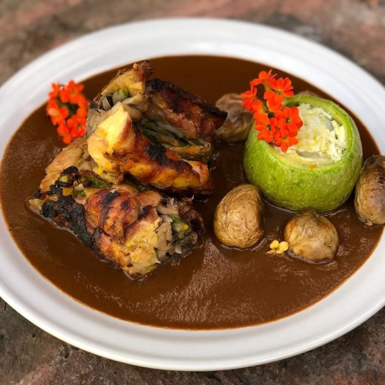 Roulette de pollo a la parrilla con coloradito «Mechita» y calabacita rellena