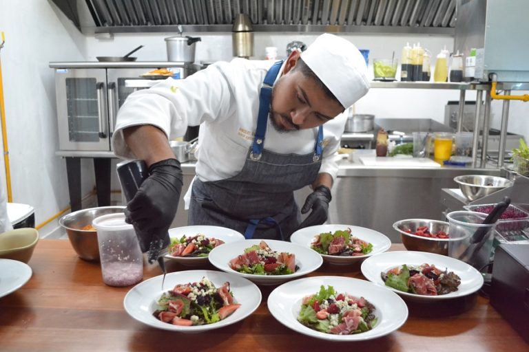 Abre Harnizo, exigencia e innovación en la comida