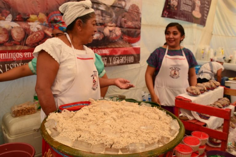 Tejate, una bebida prehispánica que enaltece San Andrés Huayápam