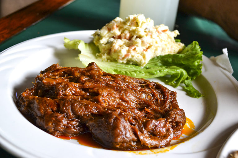 Estofado de Ixtaltepec y garnachas en el Bar Jardín de Juchitán