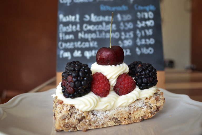 Mostachón de frutos rojos