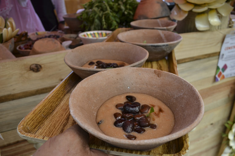 Atole de poleo con frijol de ayocote, un platillo de salvaguarda de Santiago Juxtlahuaca