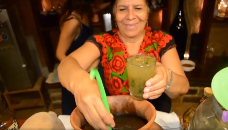 Vive la fiesta con el mejor ambiente en La Mezcalería de Mazunte