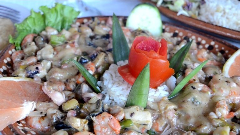 ¡Disfruta como rey frente al acuario natural más sorprendente de Oaxaca!