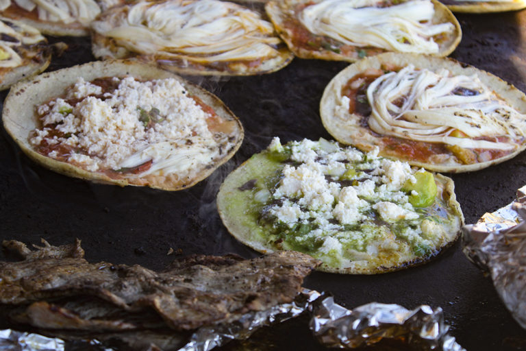 Memelas doña Mago a la puerta de tu casa