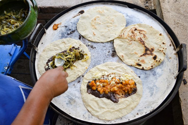 Manual de cómo ayudar a la doña de las memelas de tu colonia