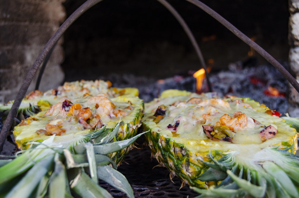 Explosión de sabores con la piña rellena de El Teco | Leche con tuna