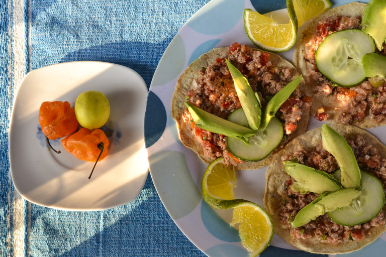 Fácil y rica receta de tostadas de escabeche de pescado
