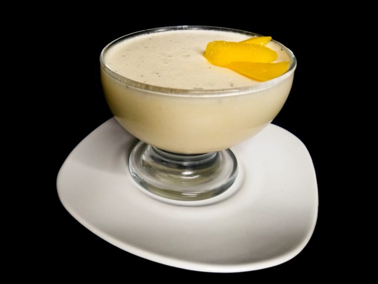 Mousse de coco al mezcal con mango