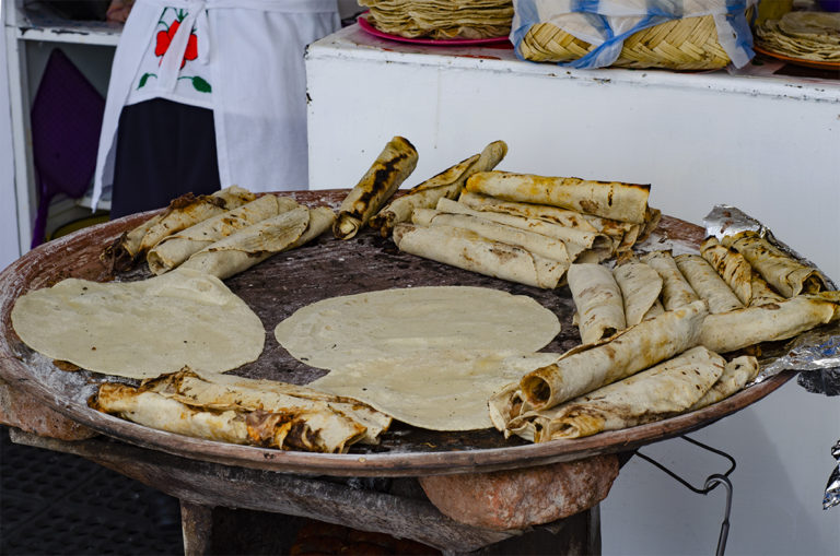 Disfruta el sazón de Tacos del Carmen en tu casa