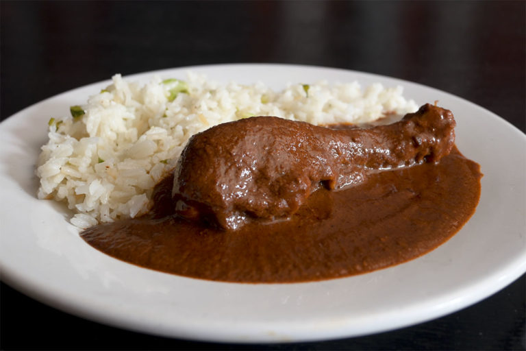 Mole rojo, la receta familiar en Las Rosas Restaurante