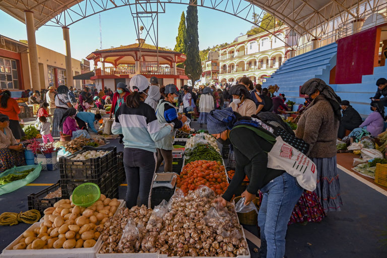 Día de plaza en Santa María Tlahuitoltepec, Mixe