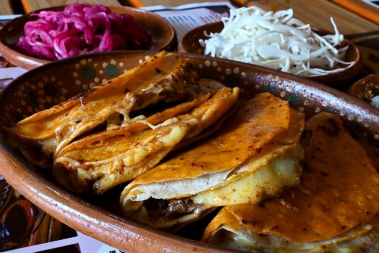 La fabulosa historia de las quesabirrias o tacos planchados de Guadalajara