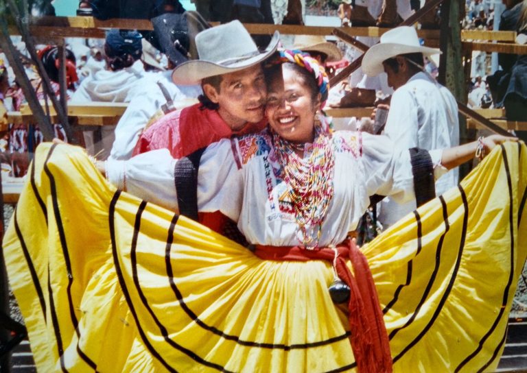 Dan adiós a Cynthia y Manolo al son del jarabe ejuteco