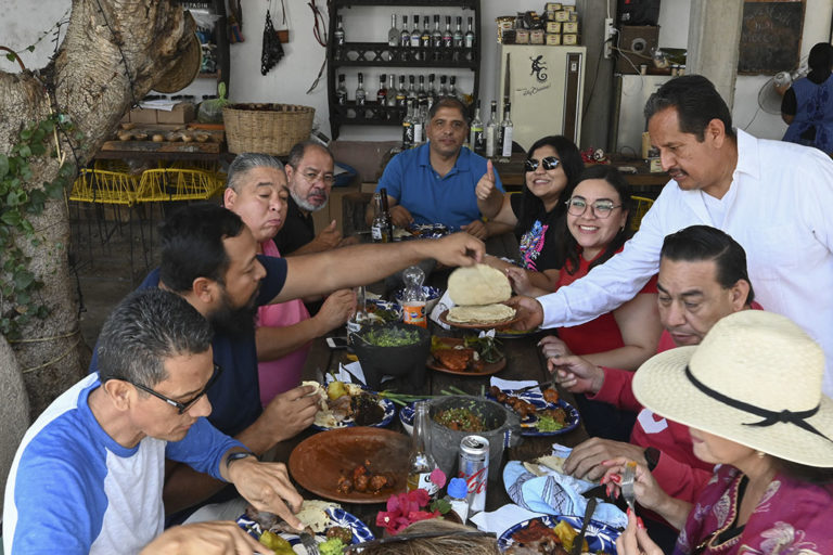 Saborean periodistas de todo el país la cocina oaxaqueña