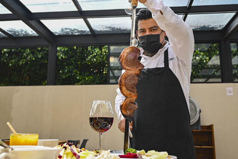 El arte del buen churrasco en Espadas Carioca