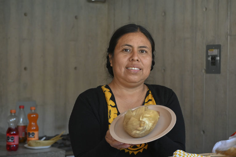 Dan oportunidad a oaxaqueños de exponer productos típicos