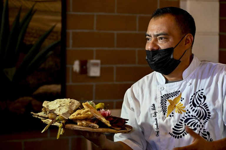 Se alía la UABJO con el Chef Zapoteco