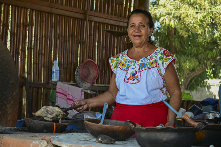 Teresa Cordero, referente de la cocina tradicional en Villa de Tututepec