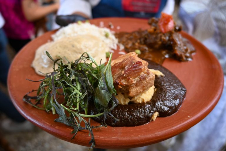Deleitan moles de Oaxaca en el marco de la Guelaguetza