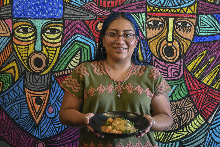 Mole de plátano de castilla, el match perfecto de la añoranza