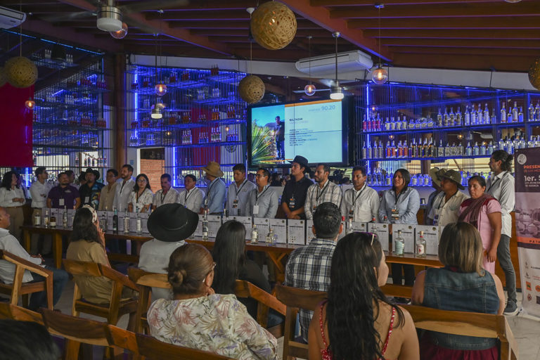 Perfilan mezcales para subasta en ciudad de México