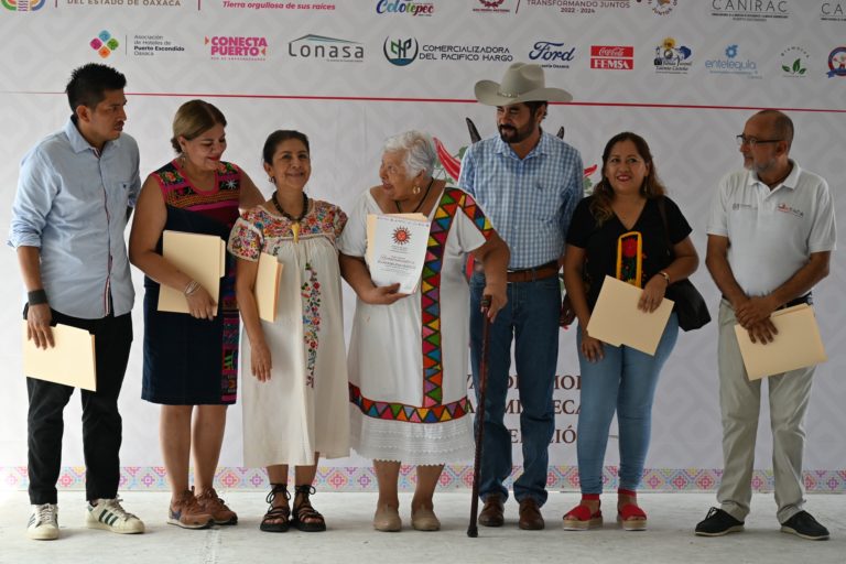 Reconocen a cocineros en el Festival del Mole