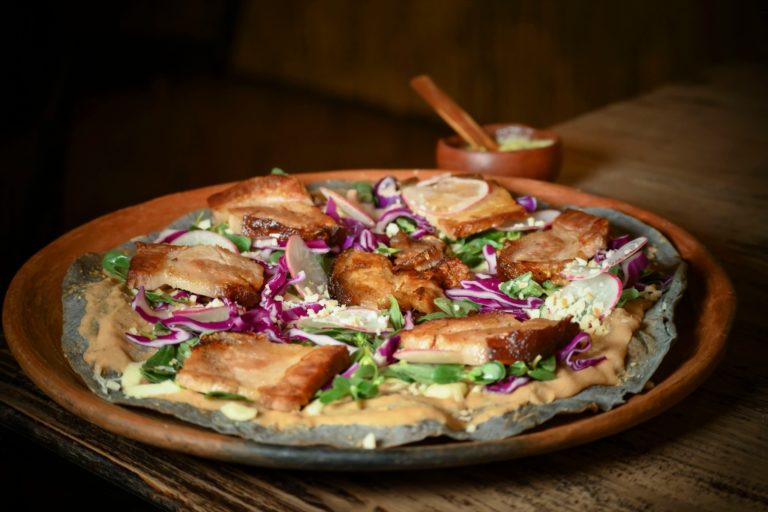 Tlayuda de maíz azul en Cruz Blanca