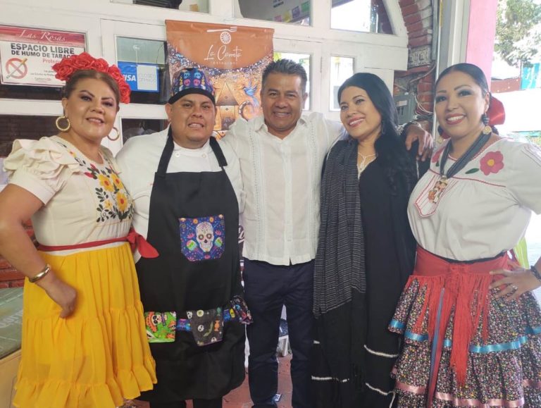 Promueven el mole de Caderas en Las Rosas restaurant