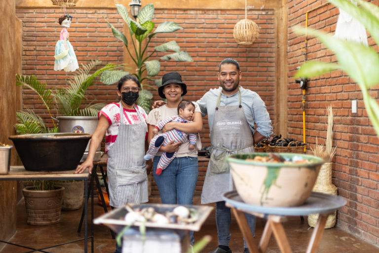 Mole Negro en Cruz Blanca: Un homenaje en el Día de Muertos