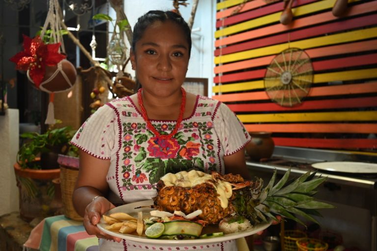 Piña rellena en el comedor Magaly