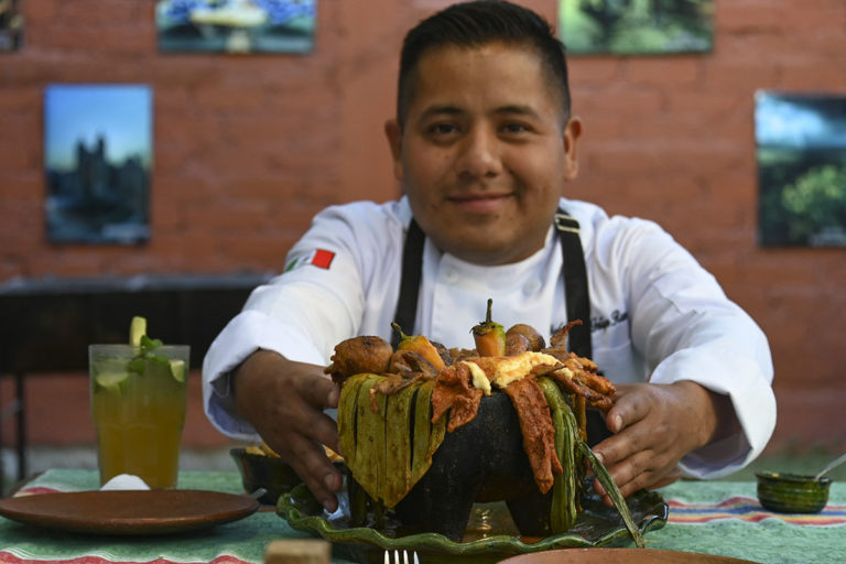 El molcajete, tradición oaxaqueña en Querétaro