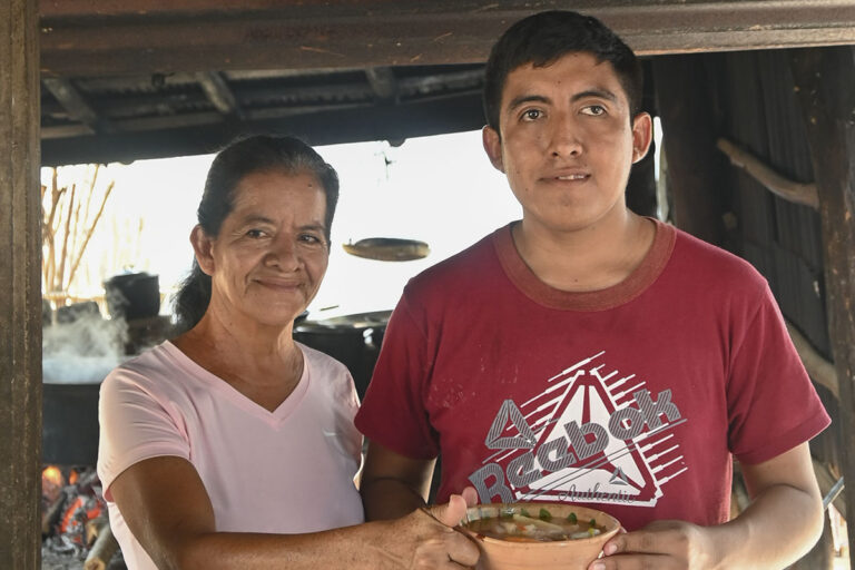 Filadelfo Andrés, el guardián de la cocina en Huamelula