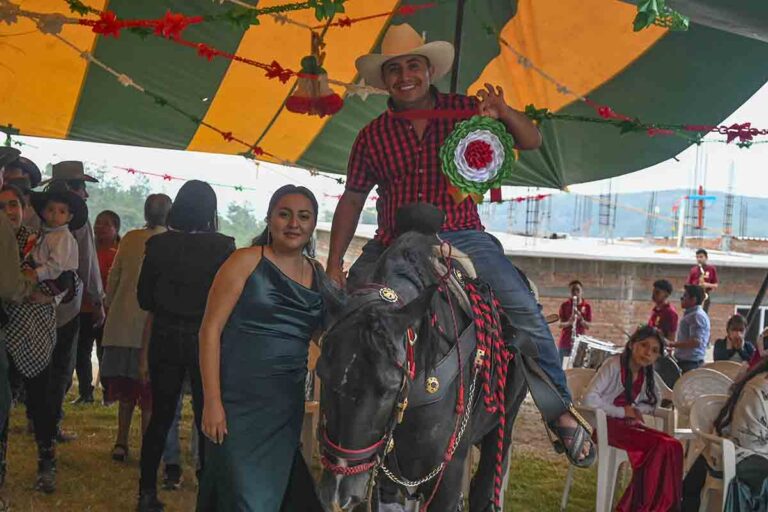 Gallos, caballos y fervor: el festejo patrio en Quiechapa