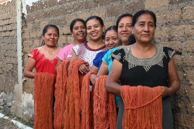 Del añil a la esperanza; los colores de la tierra en Du Kua