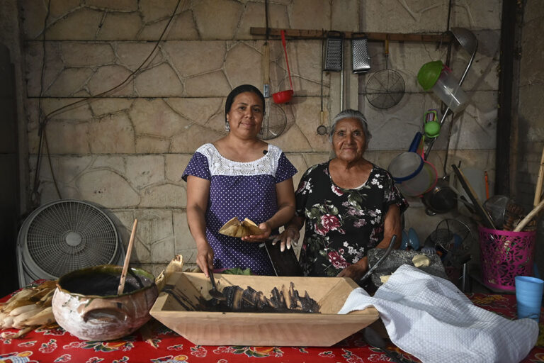 Revive la tradición de los Martes de Brujas con auténticos tamales