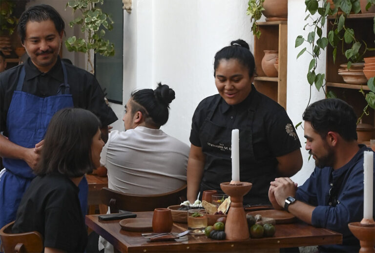 El jitomate se sentó en la cabecera