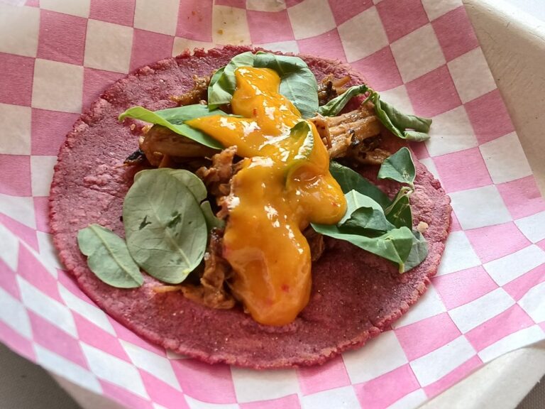 Sabor, técnica y orgullo en tortilla en la Taco Feria de la UABJO