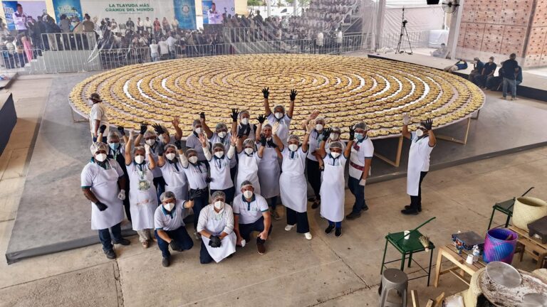 Tlayuda más grande del mundo: no es una, ¡son 1200!