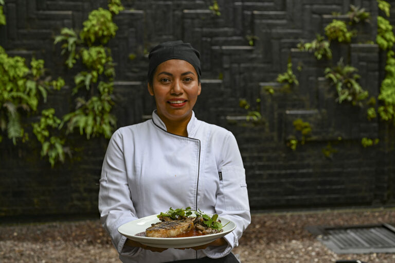 El mole que sabe a fiesta y se cocina con amor