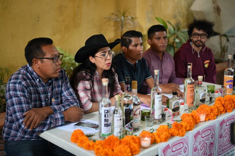 El mezcal vuelve a la plaza: una celebración sin intermediarios